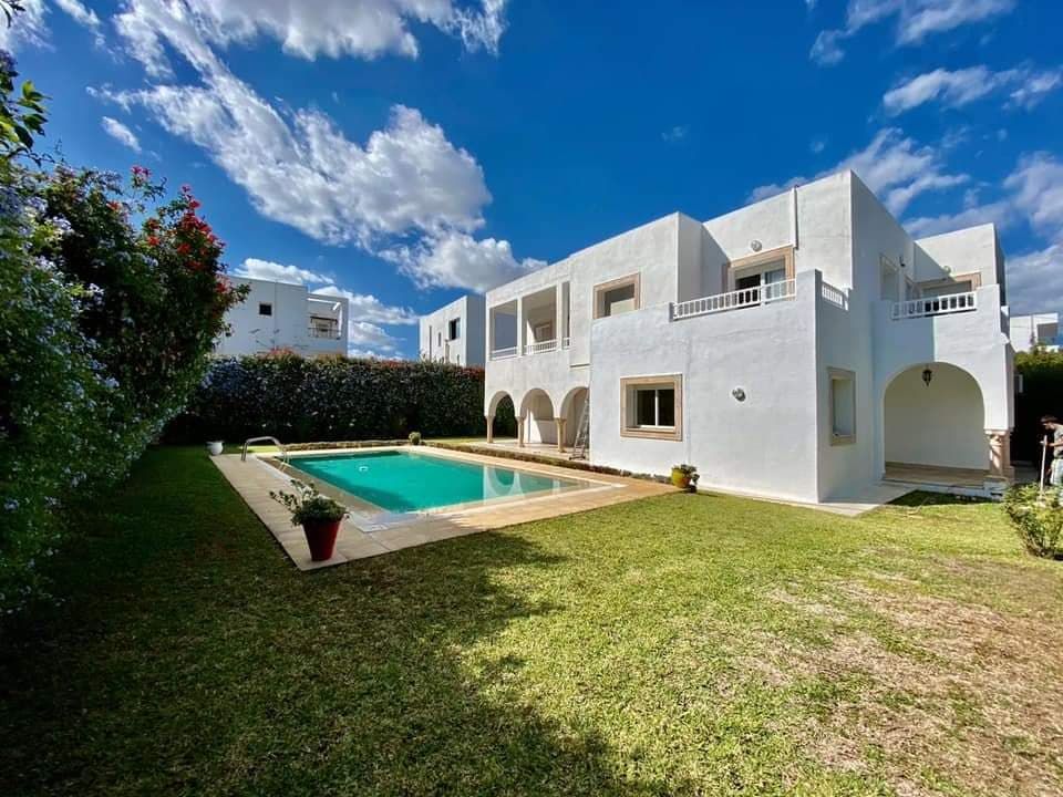 In Affitto una moderna Villa in (S + 5) con giardino e piscina, situata in una prestigiosa zona residenziale a La Marsa