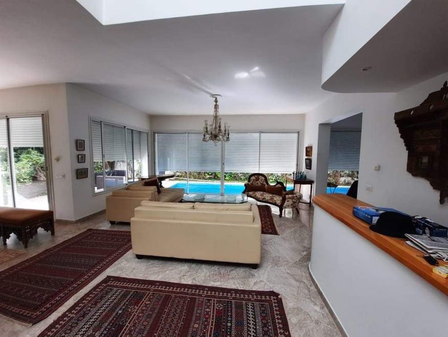 Rent a villa with garden and swimming pool, in s + 3, on two levels, located in a chic and