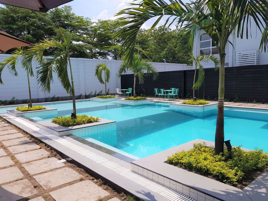 Villa contemporaine dans une concession sécurisée de la ville, Maison à