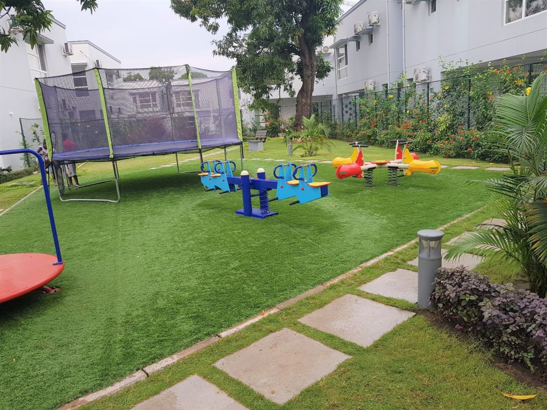 Villa contemporaine dans une concession sécurisée de la ville, Maison à