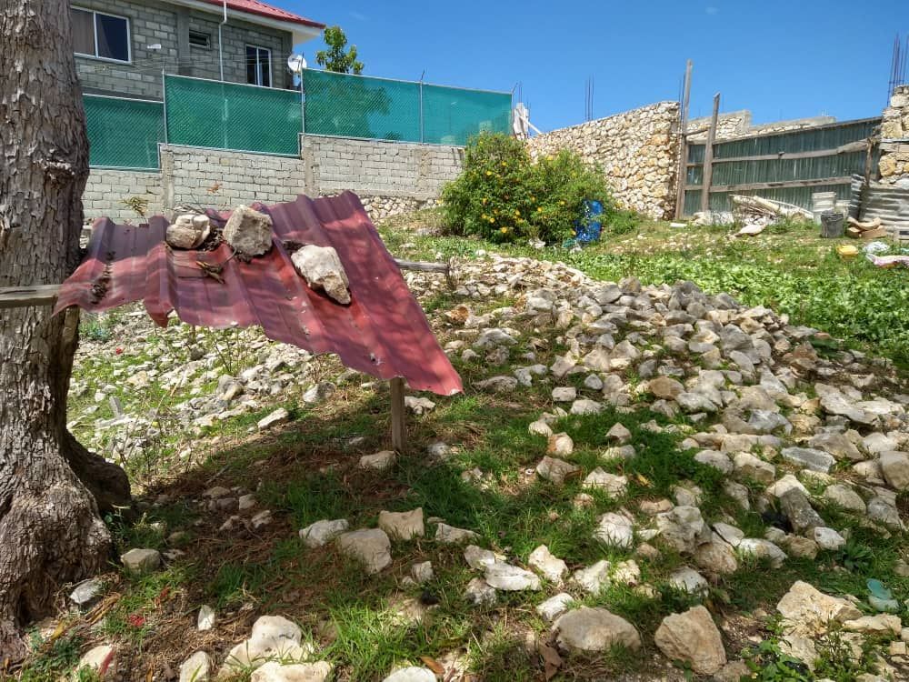 Terrain entièrement clôturé, prêt à construire, terrain plat de 516 m2