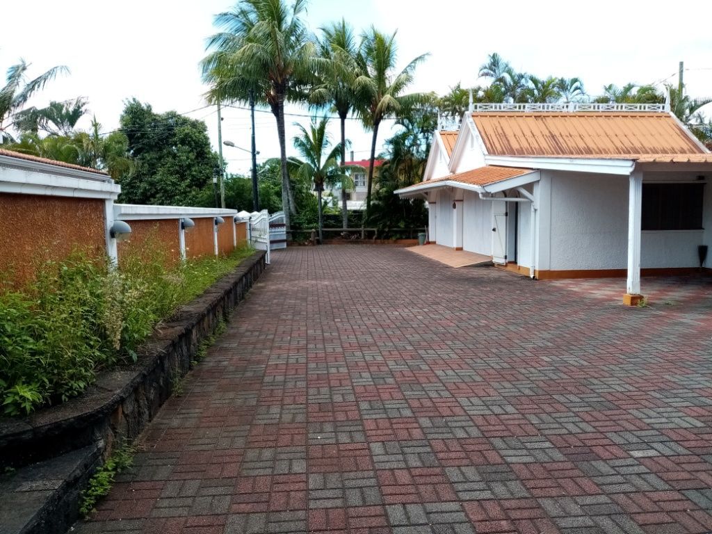 Batiment a vendre quatre bornes , Building for sale Quatre bornes