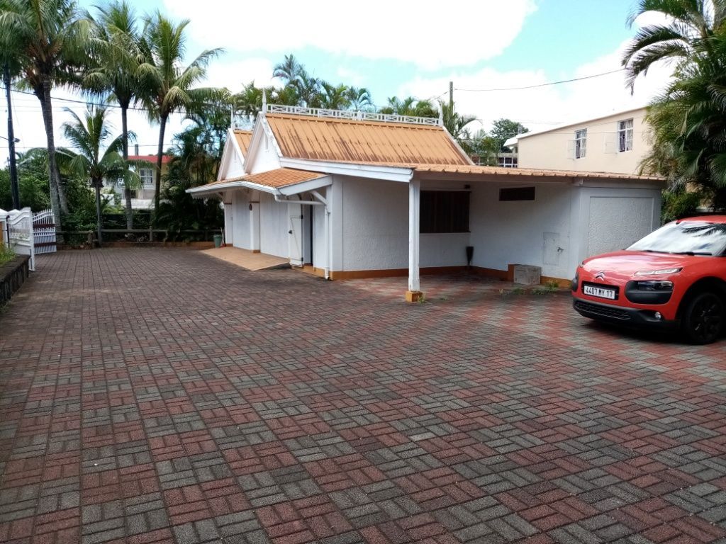 Batiment a vendre quatre bornes , Building for sale Quatre bornes