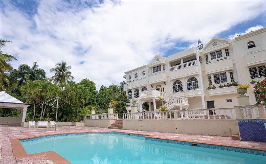 Residence of 3 levels, 6 rooms with 5000m2 of land for sale santo