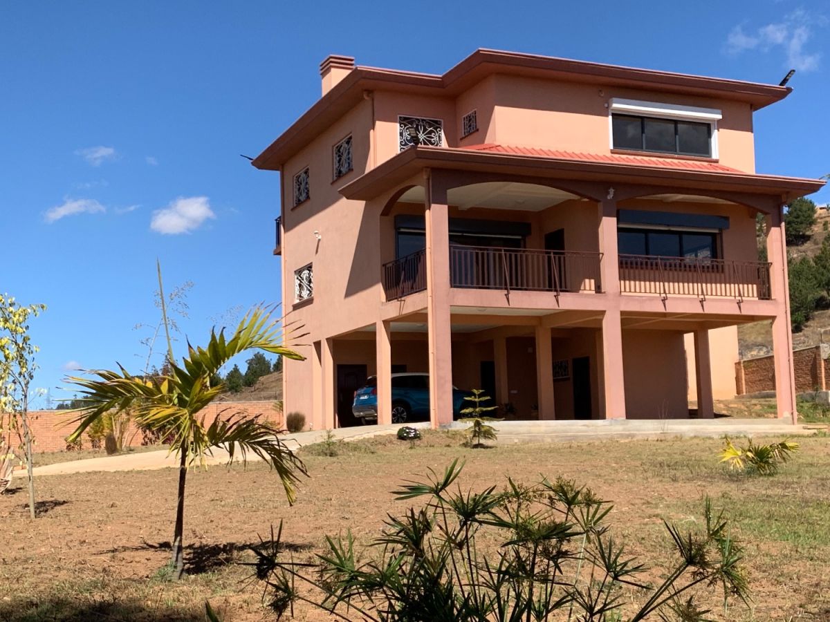 Villa bellavista, panoramic view, large garden in private estate in