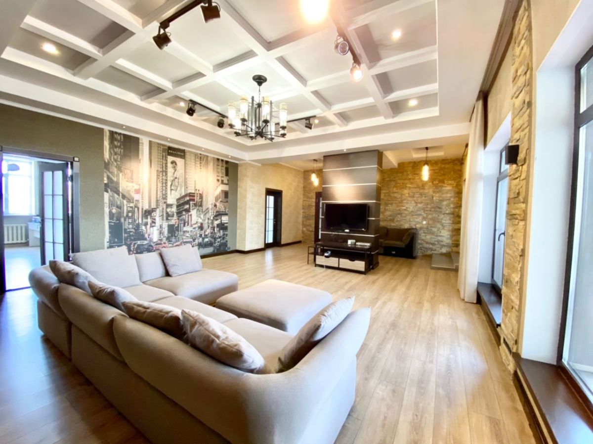For rent penthouse in the downtown, 300 sq.m. 222 ogonbaeva street