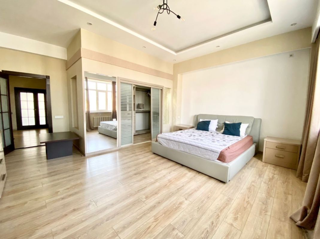 For rent penthouse in the downtown, 300 sq.m. 222 ogonbaeva street