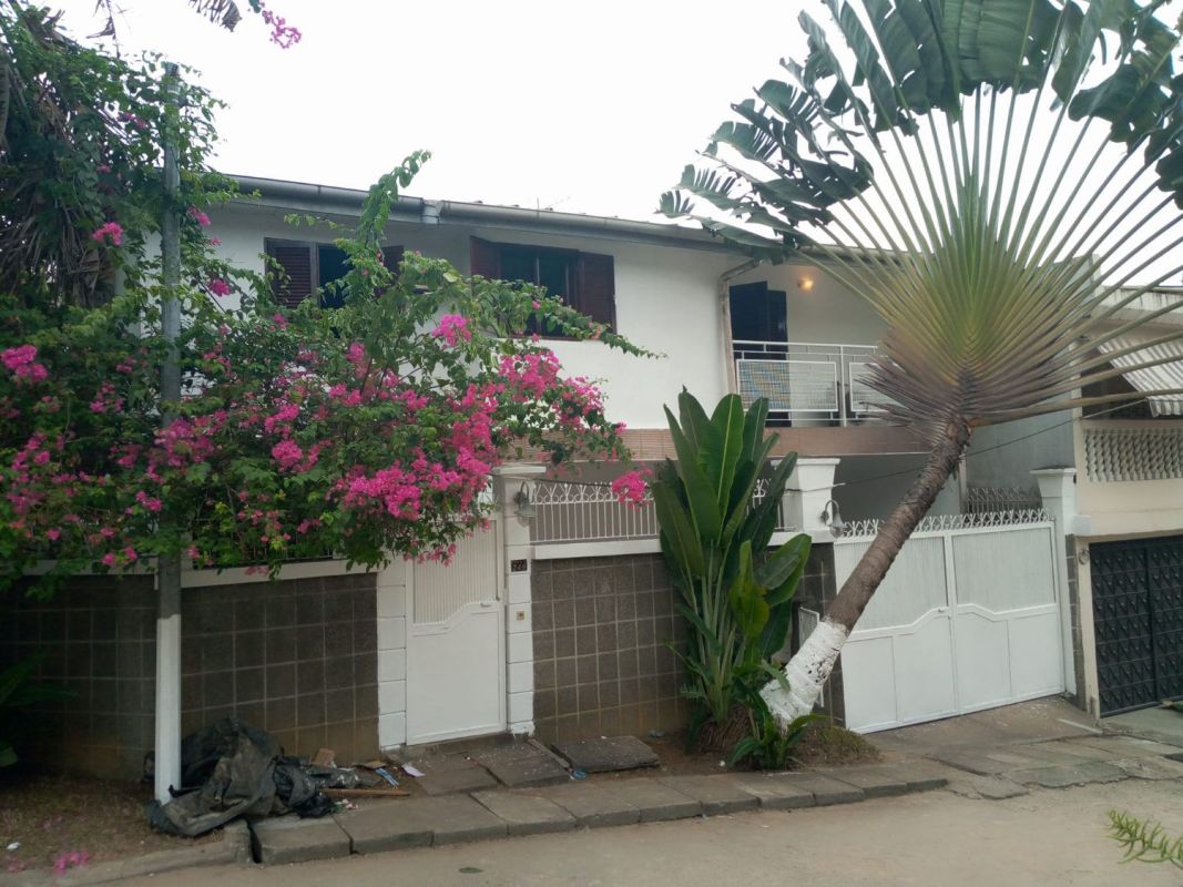 Beau duplex 5 pièces en vente à la riviera bonoumin dans une cité