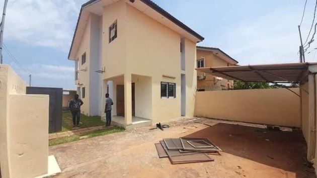 For rent 4 rooms in Grand Bassam not far from the main asphalt road