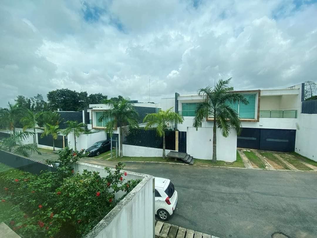 Location d'une villa moderne avec piscine et jardin à la riviera golf