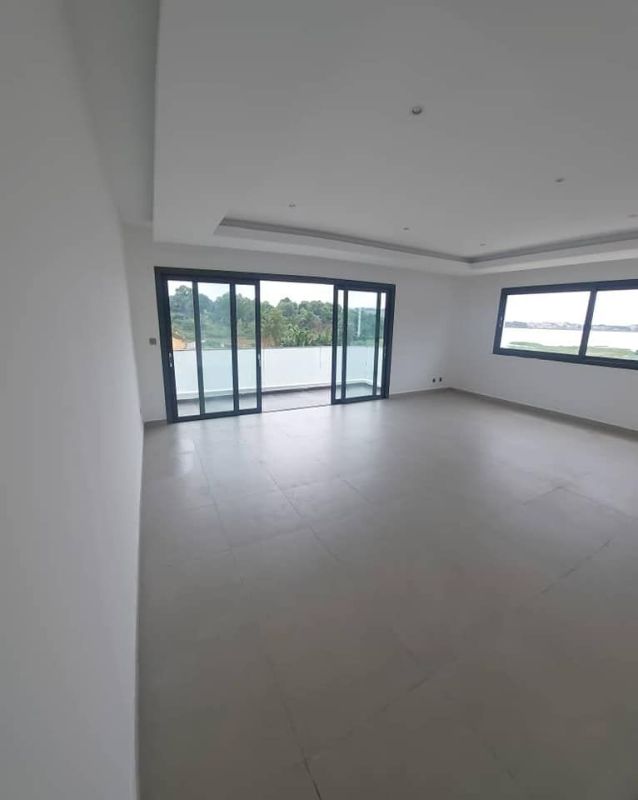 Location d'un appartement moderne de 3 pièces à la riviera m'badon