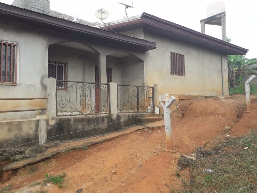 Maison à vendre à un très bon prix à yaoundé au quartier simbock , à