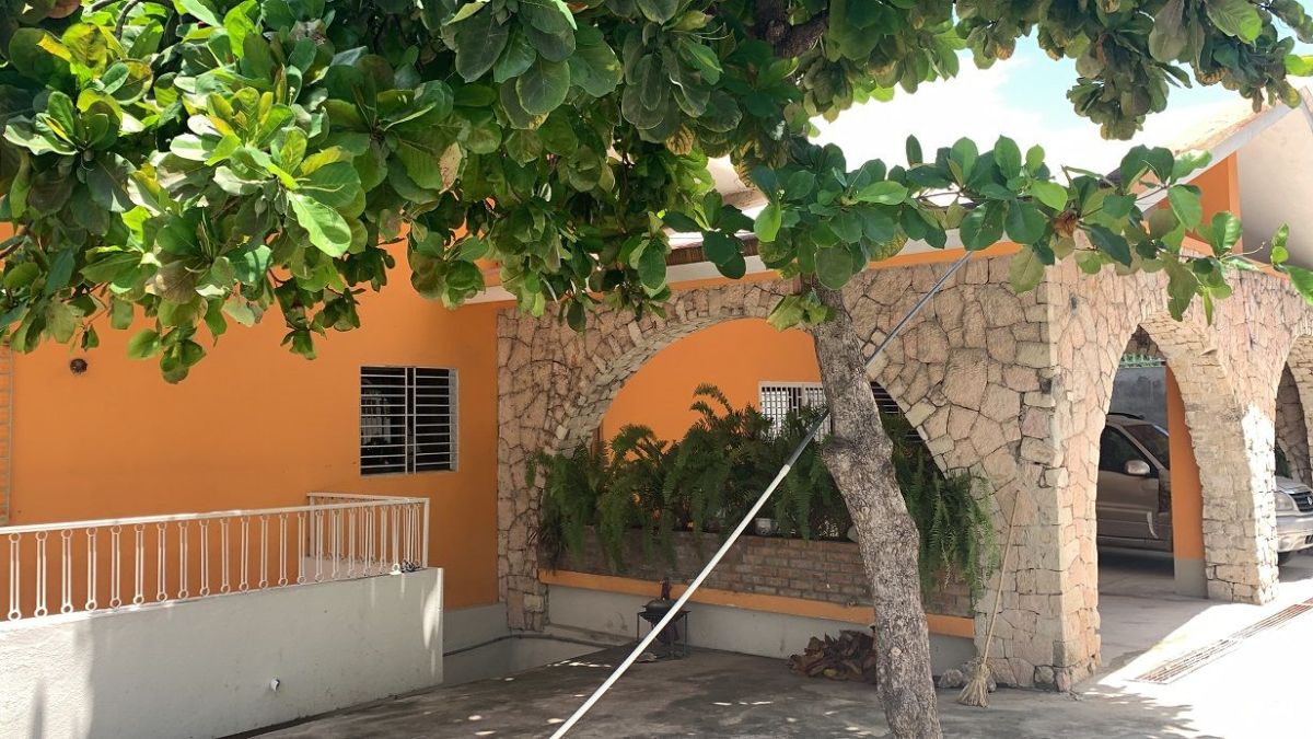 Grande maison de 10 chambres et 5 salles de bain à louer dans un