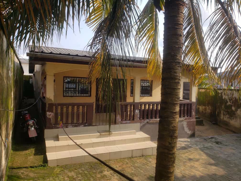 Villa titrée à vendre à douala au quartier logbaba.( st thomas