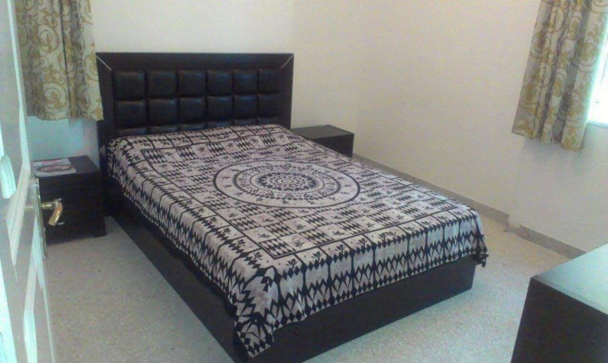 Available fully furnished bedroom for bachelor/ couple european or asian , Room for rent in