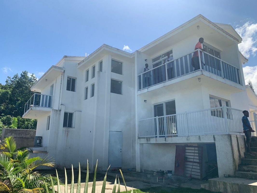 Nouvellement construit, magnifique, mini château, 4 chambres, maison