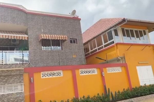  À vendre Triplex ( 11 chambres+ 3 salons + salle jeu + salle manger )sans les meubles à Grand bassam ( côte d'ivoire)