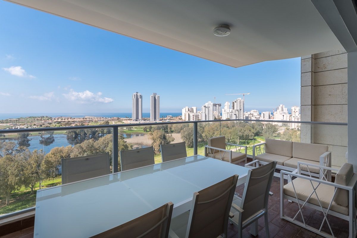 Beautiful 4 bedroom apartment fully furnished and equipped in netanya