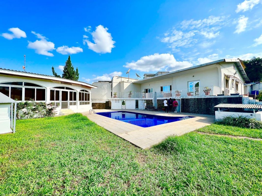 Vente magnifique propriété de 2195m² dotée d'une grande maison basse