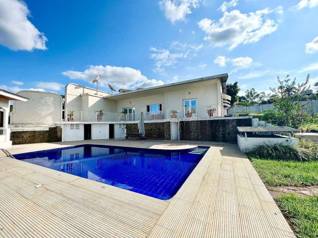 Vente magnifique propriété de 2195m² dotée d'une grande maison basse