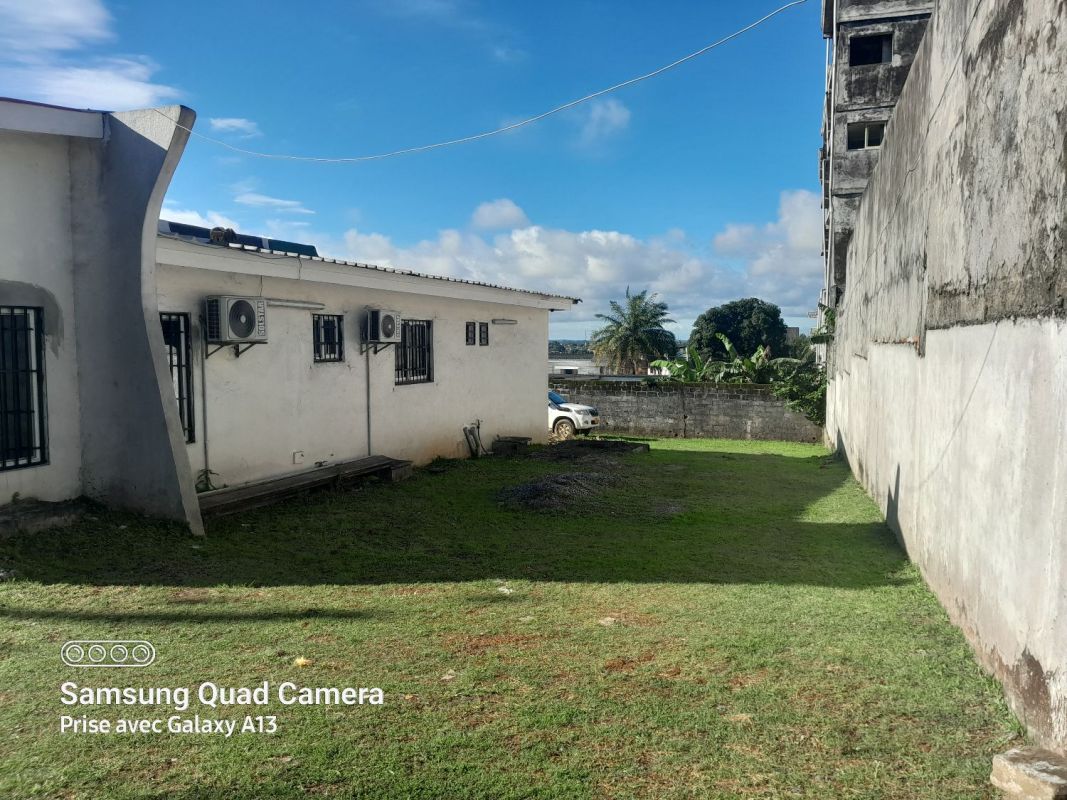 Villa clôturée avec jardin, ancienne sobraga en bordure de voie