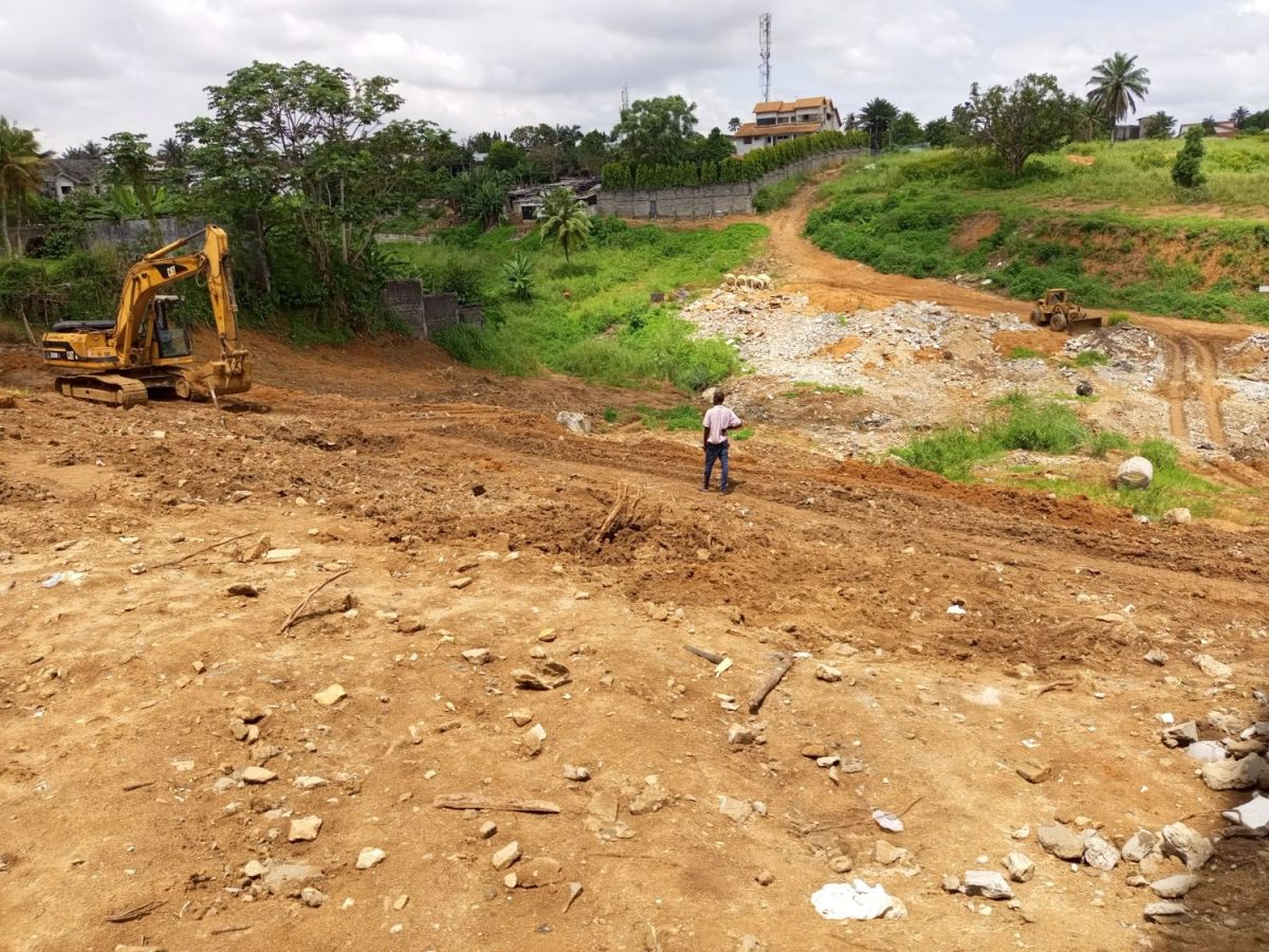 An opportunity of a 1000 m2 plot for sale cocody ii plateaux vallons