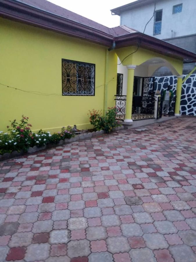 Villa à vendre à yaoundé au quartier odza petit marché , Maison à