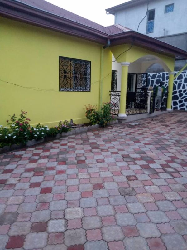 Villa à vendre à yaoundé au quartier odza petit marché , Maison à