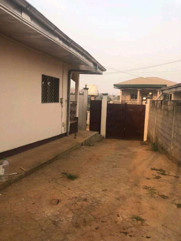 Beautiful villa for sale in yaoundé in the santa barbara district