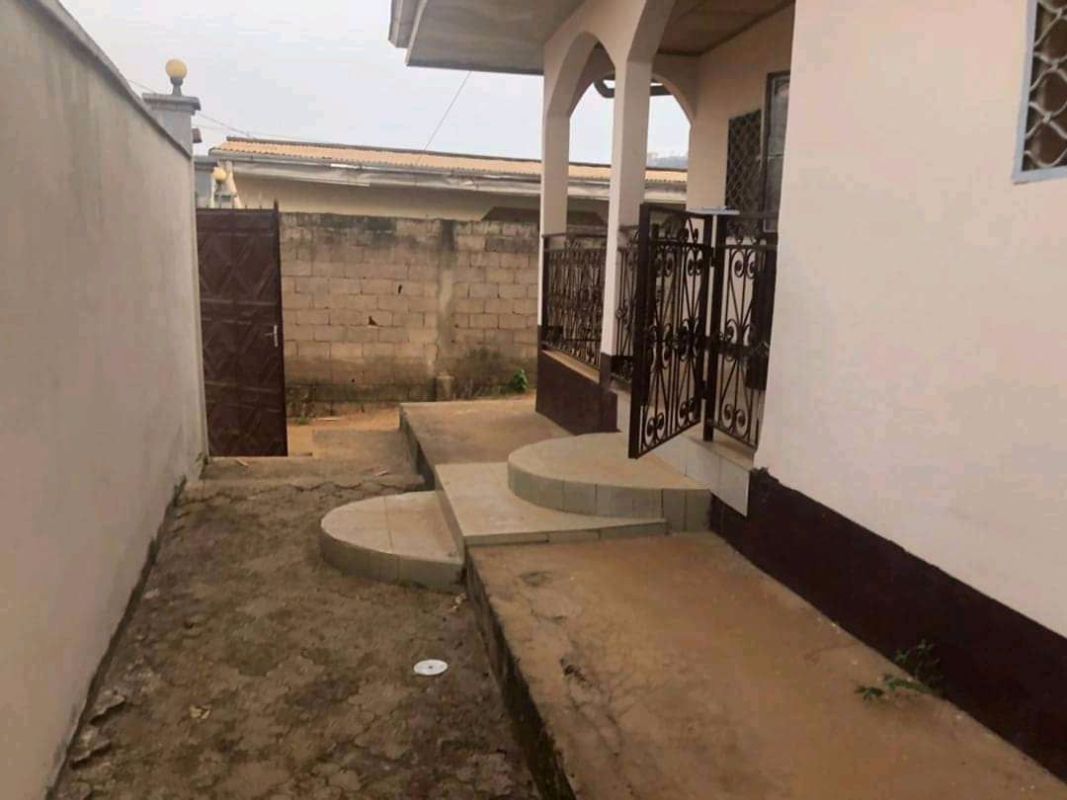 Beautiful villa for sale in yaoundé in the santa barbara district