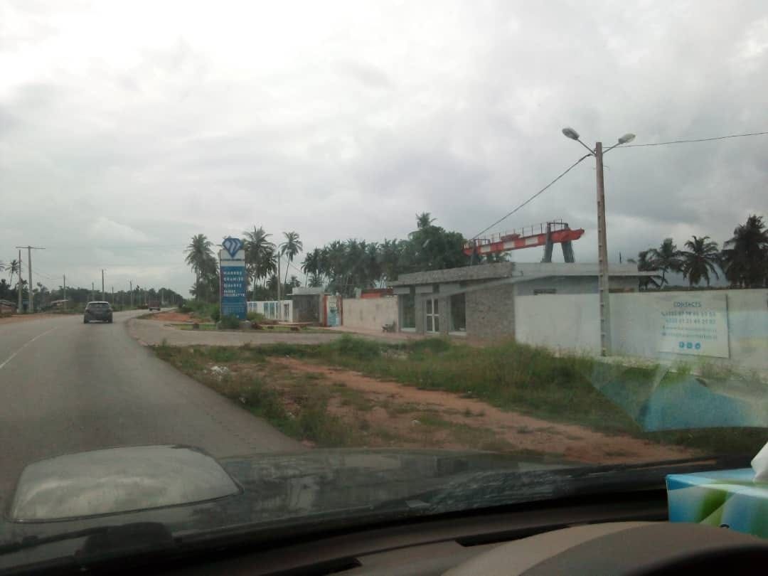 En vente terrain 1.5 hectares en bordure de l'ancienne voie de bassam