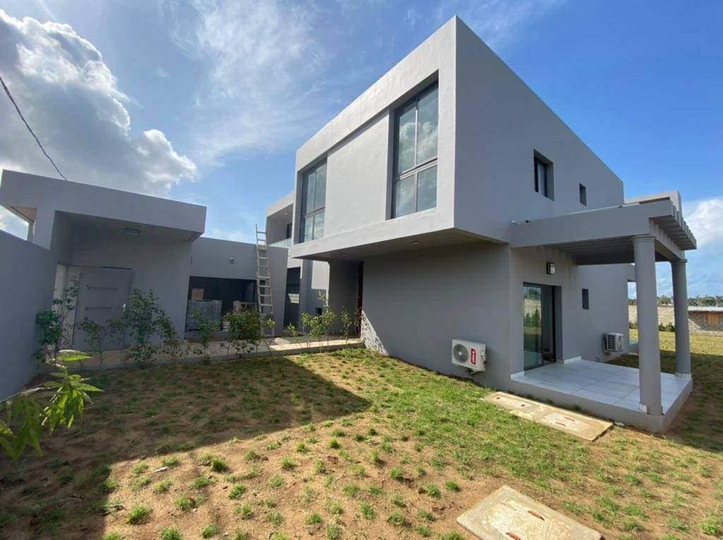 A vendre villa duplex 6 pièces bassam modeste, Maison à vendre Abidjan