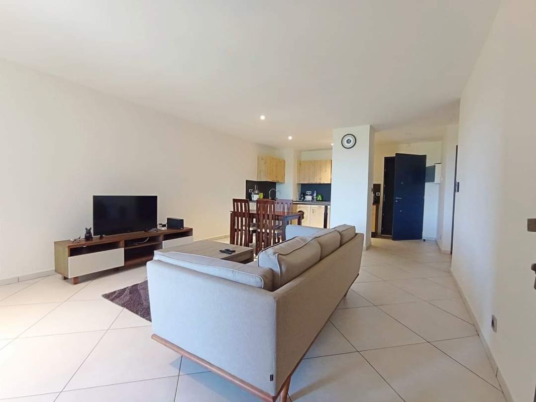 Ivandry large t2 fully furnished apartment in a secure building with
