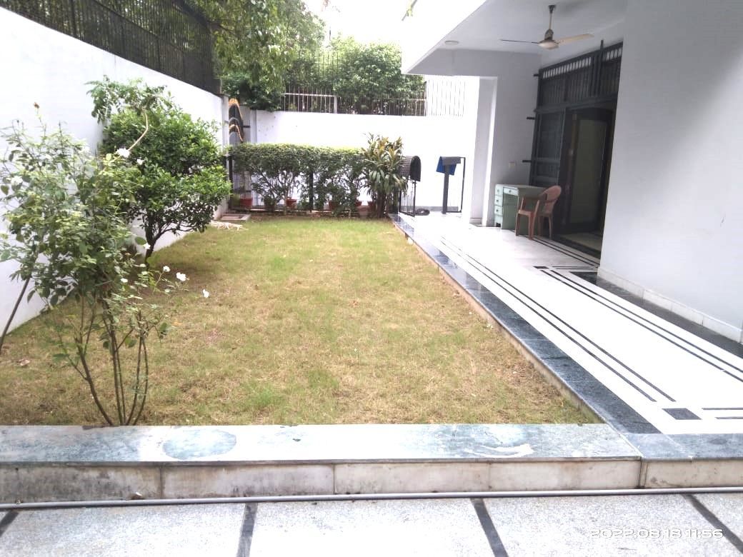 Mayfair garden spacious 3 bedroom apartment with study room+with