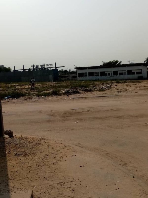 Koumassi remblais en bordure de voie bitumée vente terrain 2741m2