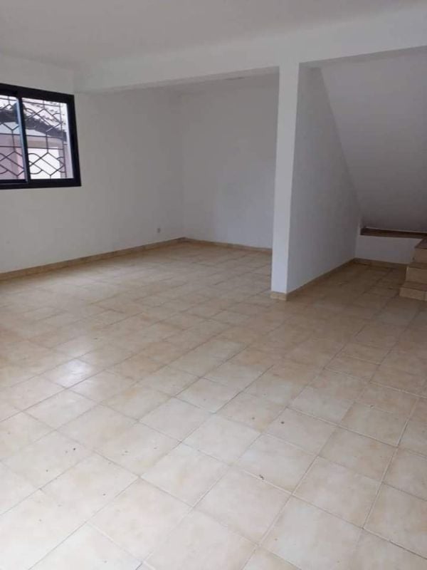 Location d'une villa duplex de 7 pieces au 2 plateaux vallon duncanu 2 plateau vallon , Maison à