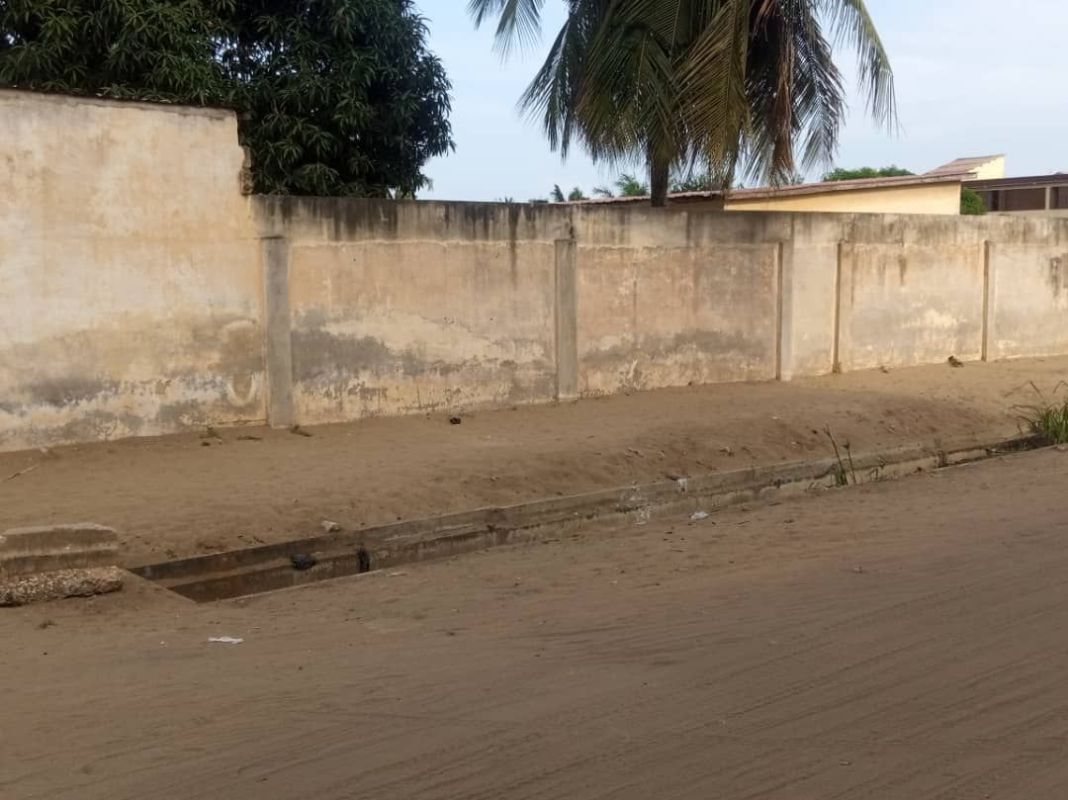 A wellfenced plot with an old building for sale in adamavo (lométogo), Land for sale Lomé