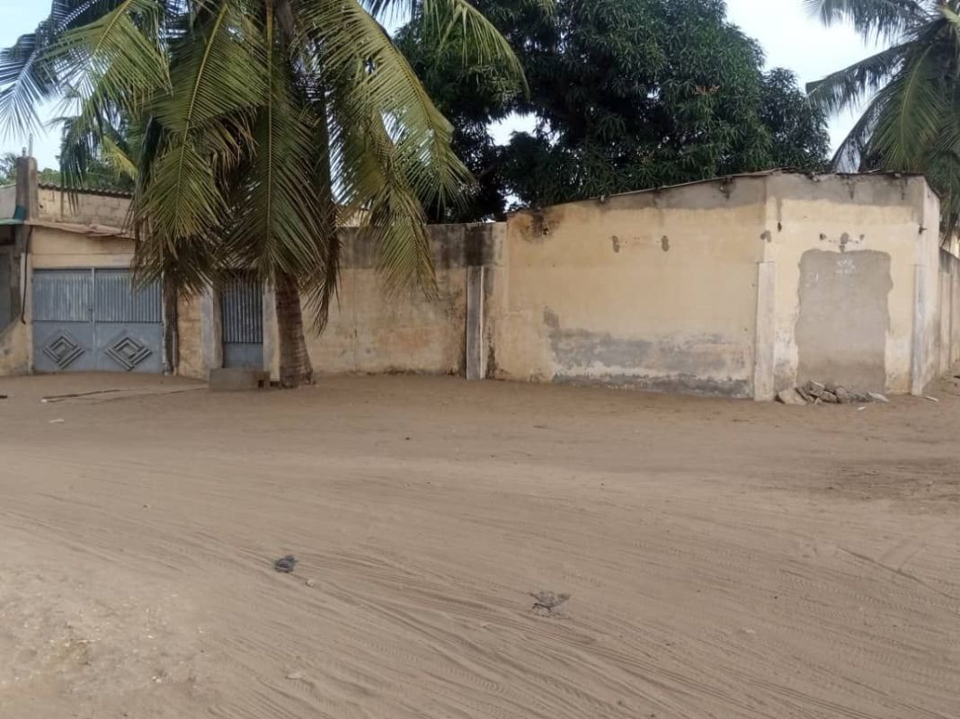 A wellfenced plot with an old building for sale in adamavo (lométogo), Land for sale Lomé