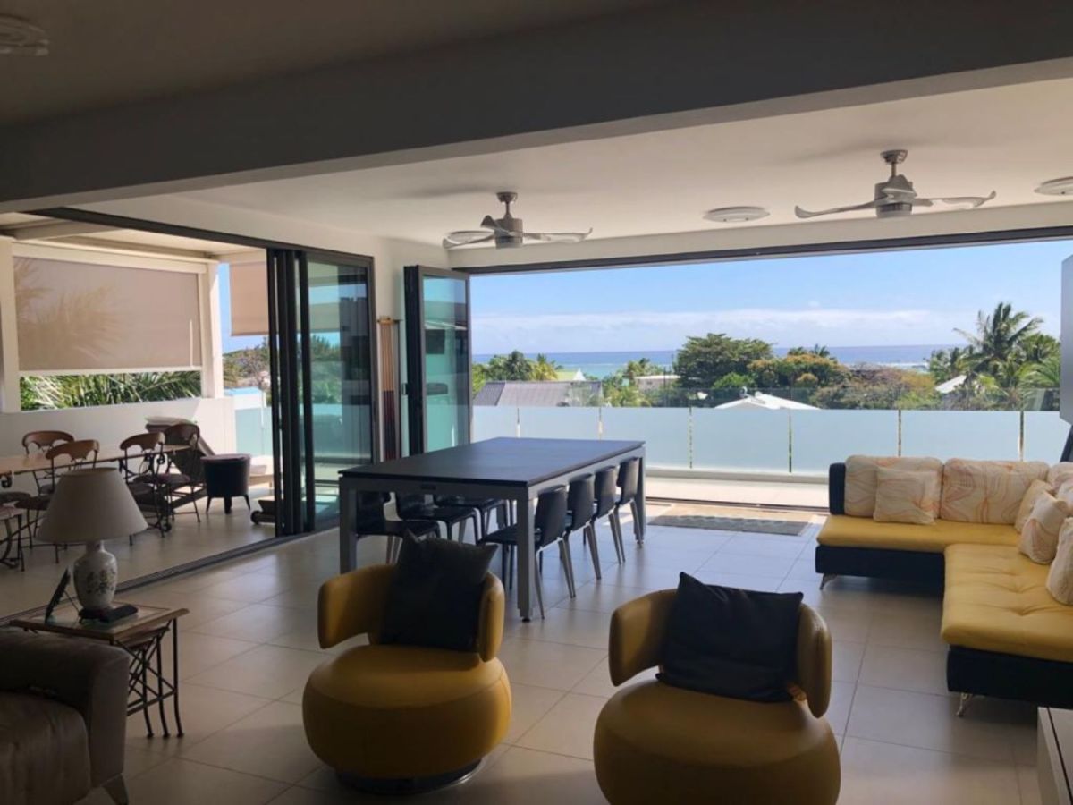 Seaview penthouse in la preneuse tamarin 2 min walk from the beach