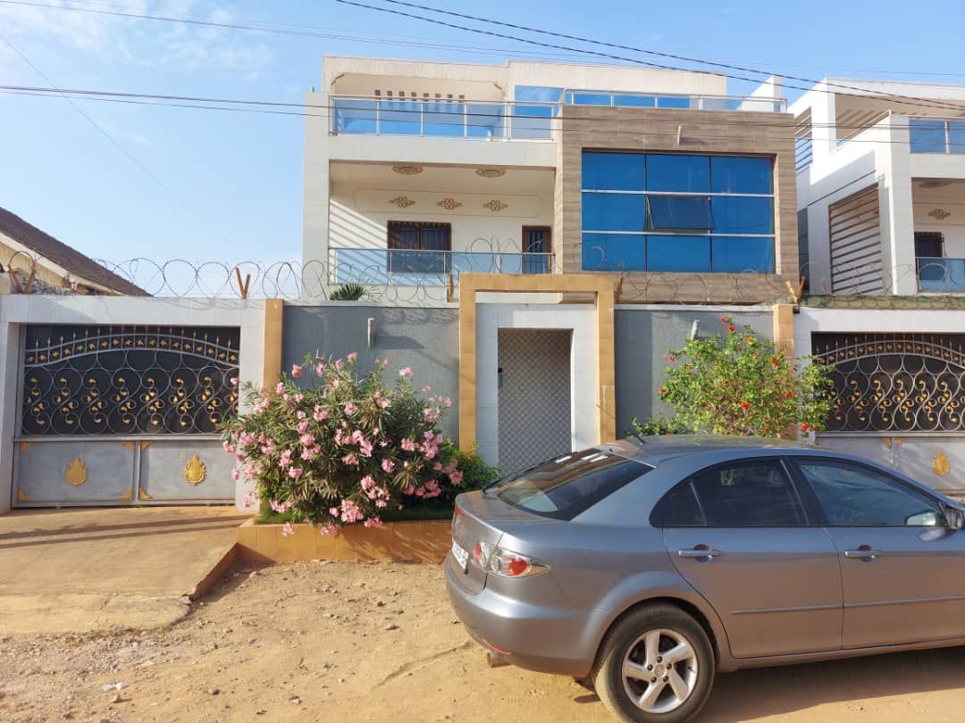 A vendre villa duplex recemment construite au togo ( agoè 2 lions