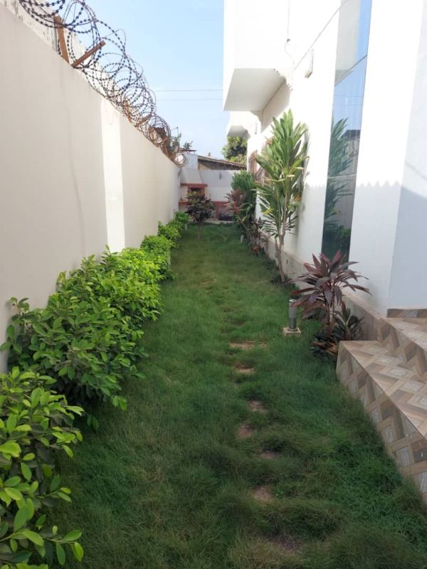 A vendre villa duplex recemment construite au togo ( agoè 2 lions