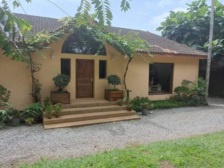 Vente d'une villa basse de 4 pièces à cocody riviera 3 , Maison à louer