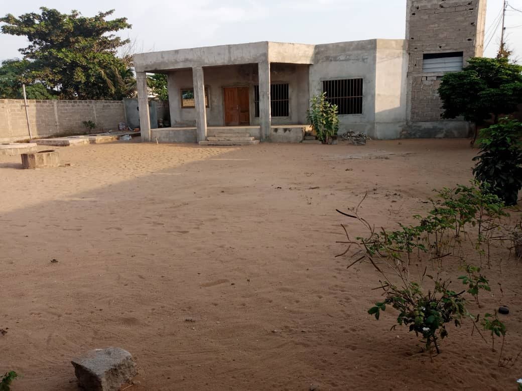 A villa in fenced finish for sale on the edge of the tar in baguida (togo), House for sale Lomé