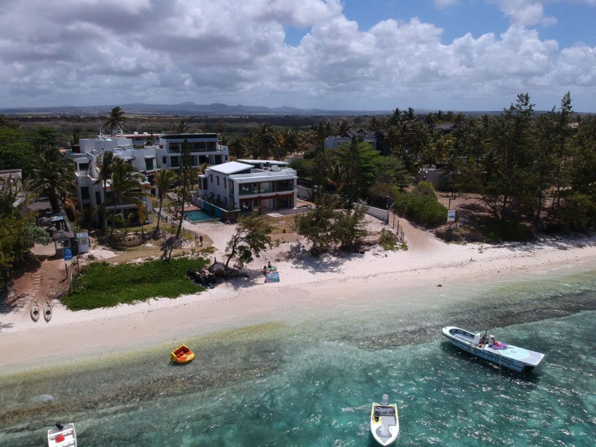 Magnifique penthouse pieds dans l'eau a belle mare ile maurice