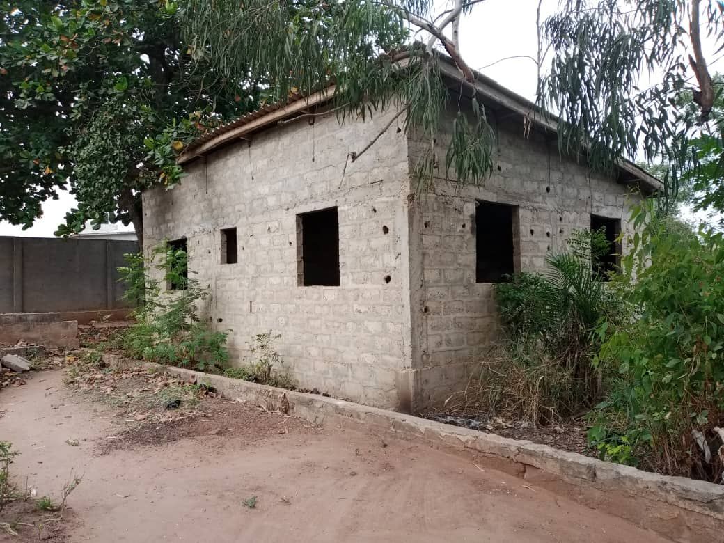 A land of 501 m² with unfinished constructions for sale in agoè zossimé