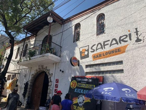 Complejo Comercial de 2 Pisos en Venta en Petion-Ville (Centro de la ...