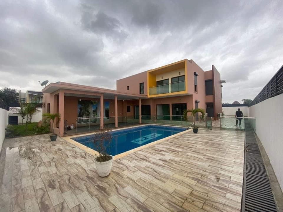 Golf 4 beverly hills, a very accessible and secure large modern duplex