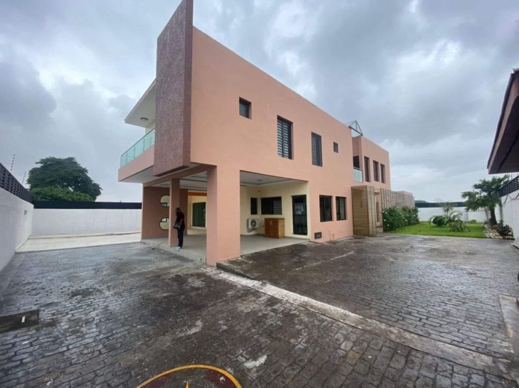 Golf 4 beverly hills, a very accessible and secure large modern duplex