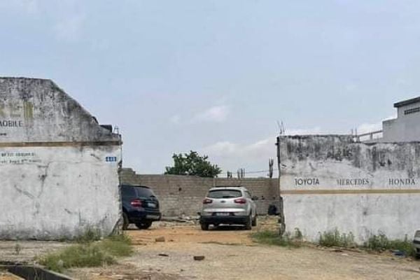 À vendre terrain 600 m2 en bordure de voie  avec ACD à ...