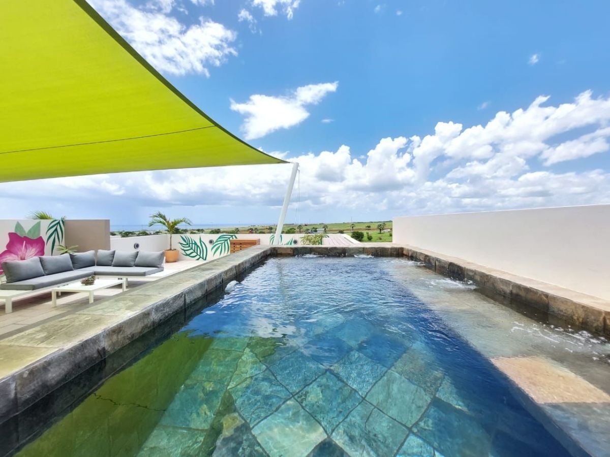 Beau penthouse neuf meuble avec vue mer et montagne a flic en flac